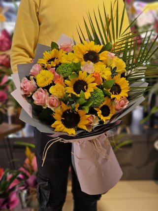 Ayçiçekleri ve Pembe Güller