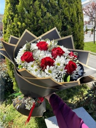 Beyaz Papatyalar ve 6 Kırmızı Gül Buketi