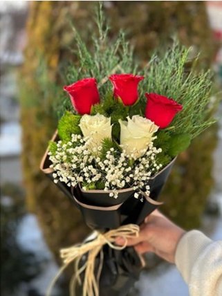 3 Kırmızı 2 Beyaz gül Buketi